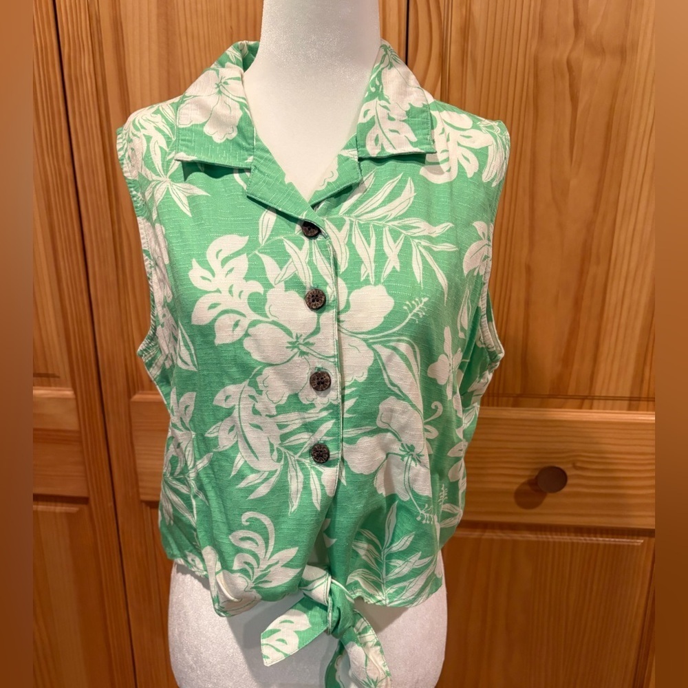 Caribbean Joe Floral Green/white Sleeveless button up tie front top with collar